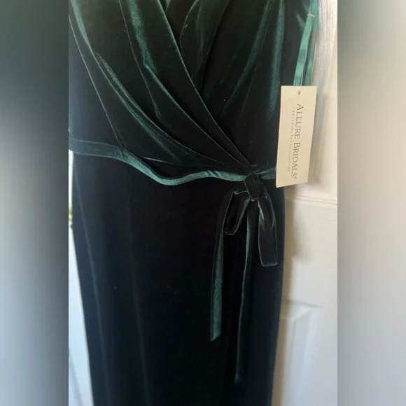 NWT Elegant ALLURE BRIDESMAIDS Green Velvet Dress SZ 12 V-neck built in bra - Picture 4 of 11